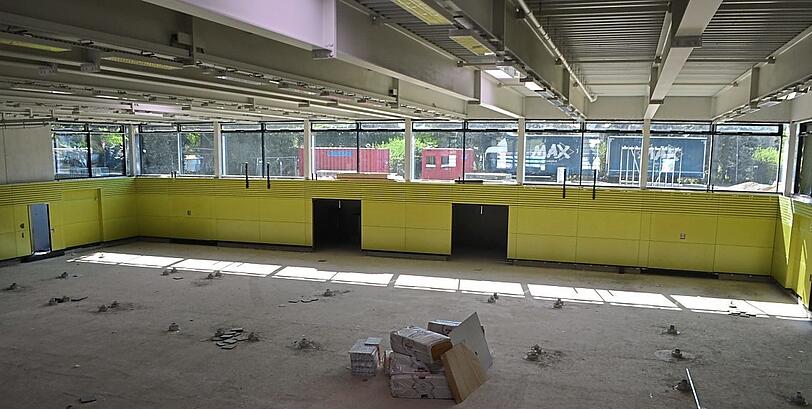Die neue Doppelturnhalle der Grund- und Mittelschule St. Nikola ist zur Hälfte in der Erde eingegraben.