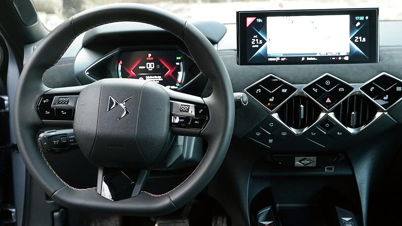 Es gibt viele Autos, die sich einfacher bedienen lassen: Der DS 3 Crossback erfordert einige Eingewöhnung.