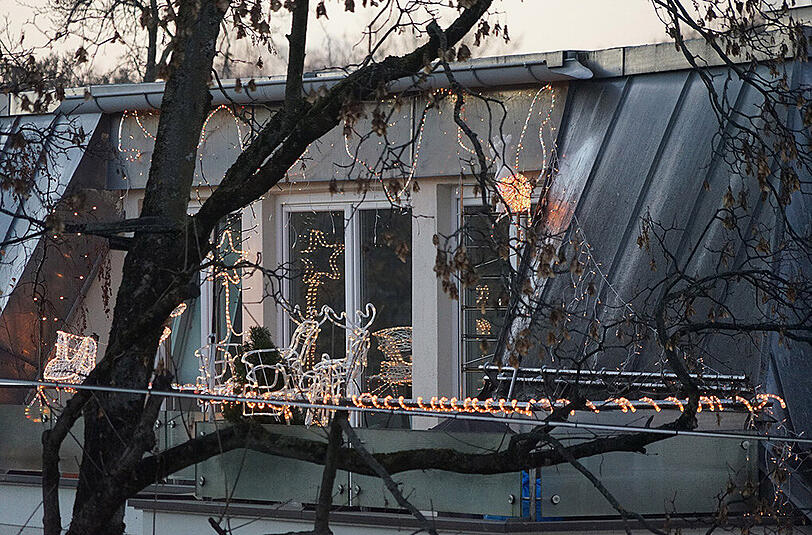 Ein Mann fühlt sich durch die helle Weihnachtsbeleuchtung seines Nachbarn gestört.