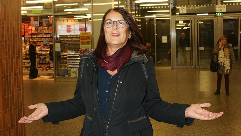 Kein Stadtsparkassen-Automat nirgends: Beate Baumgärtel im U-Bahnhof Neuperlach Süd. Vor drei Jahren machte die nahe Filiale dicht.
