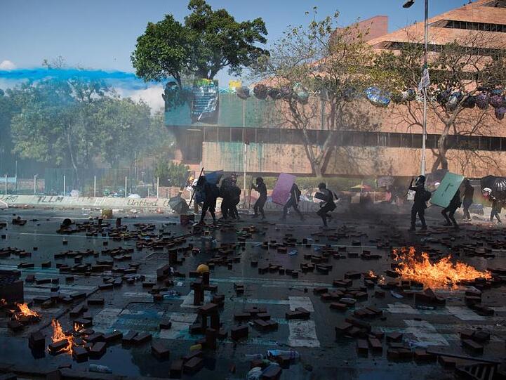 Vor der Polytechnischen Universität Hongkong prallen Demonstranten und Polizei aufeinander.