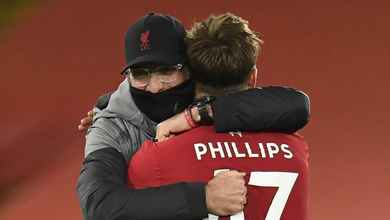 Liverpools Coach Jürgen Klopp umarmt nach dem Spiel Nathaniel Phillips.