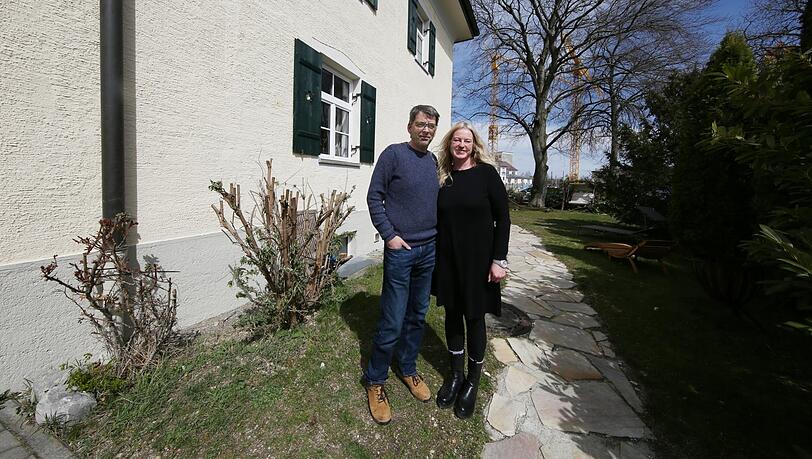 Thomas und Stephanie Kaiser vor der ehemaligen Fabrikantenvilla am Rand des Geländes, in der sie wohnen und arbeiten.