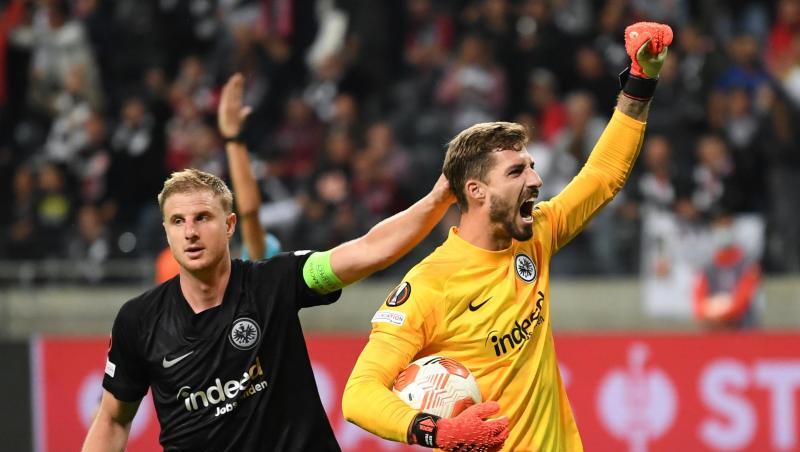 Frankfurts Torwart Kevin Trapp (r) und Martin Hinteregger jubeln nach VAR-Entscheidung.