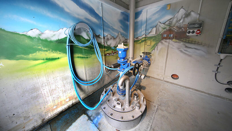 Aus diesem Tiefbrunnen kommt das 12.000 Jahre alte Wasser...