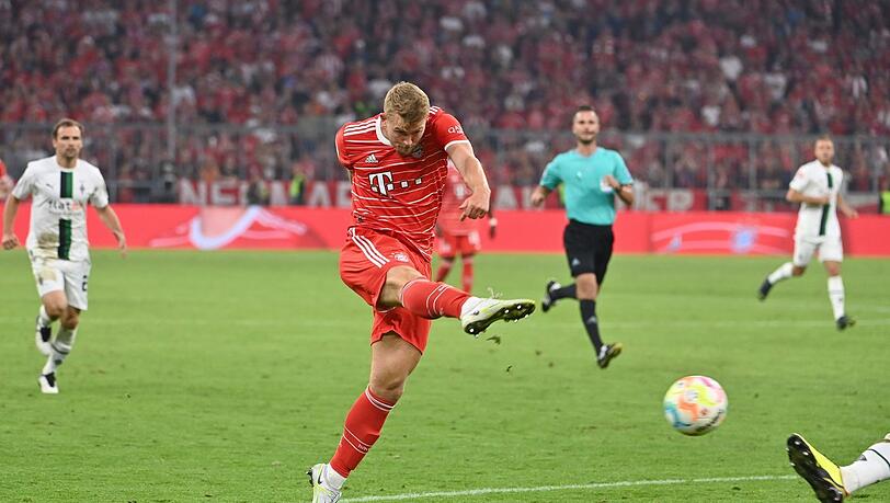 "Ich habe das schon bei Ajax ein paar Mal gemacht in den letzten Minuten", sagt Verteidiger de Ligt über seine Rolle als Mittelstürmer.