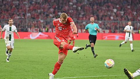 "Ich habe das schon bei Ajax ein paar Mal gemacht in den letzten Minuten", sagt Verteidiger de Ligt über seine Rolle als Mittelstürmer.
