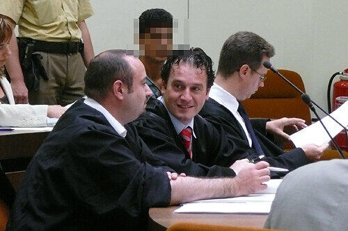 Angeklagt: Iulian P. (31) im Hintergrund. Davor die Anwälte (v. l.): Thorsten Hauck, Stefan Korn, Markus Meißner.