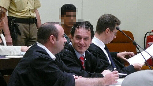 Angeklagt: Iulian P. (31) im Hintergrund. Davor die Anwälte (v. l.): Thorsten Hauck, Stefan Korn, Markus Meißner. Angeklagt: Iulian P. (31) im Hintergrund. Davor die Anwälte (v. l.): Thorsten Hauck, Stefan Korn, Markus Meißner.