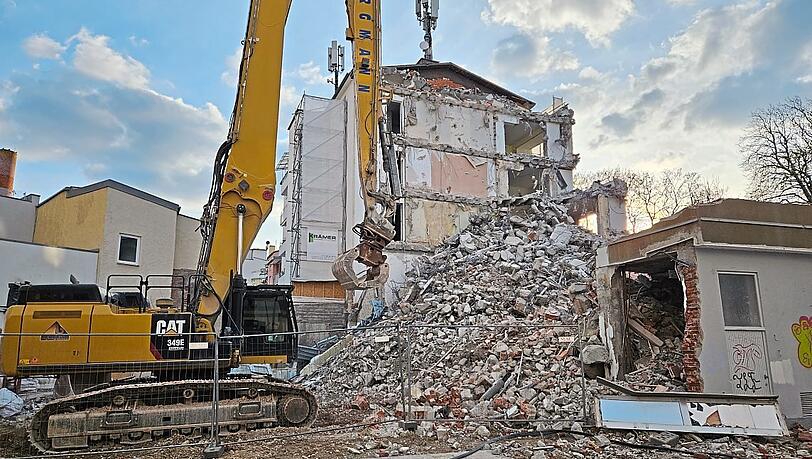 Ende M&auml;rz 2026: Die hinteren Hallen sind bereits abgerissen und auch vom Vorderhaus steht kaum noch etwas.