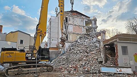 Ende M&auml;rz 2026: Die hinteren Hallen sind bereits abgerissen und auch vom Vorderhaus steht kaum noch etwas.