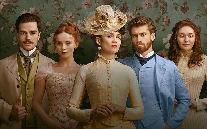 Wie in "Downton Abbey" dreht sich auch in "The Forsytes - Familie verpflichtet" vieles um die privaten Dramen der Hauptfiguren (von links): Soames Forsyte (Joshua Orpin), Irene Heron (Millie Gibson), Frances Forsyte (Tuppence Middleton), Jo Forsyte Jr. (Danny Griffin) und Louisa Byrne (Eleanor Tomlinson). Wie in "Downton Abbey" dreht sich auch in "The Forsytes - Familie verpflichtet" vieles um die privaten Dramen der Hauptfiguren (von links): Soames Forsyte (Joshua Orpin), Irene Heron (Millie Gibson), Frances Forsyte (Tuppence Middleton), Jo Forsyte Jr. (Danny Griffin) und Louisa Byrne (Eleanor Tomlinson).
