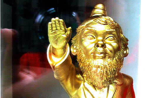 Der goldene Giftzwerg hebt die Hand zum Hitlergruß.