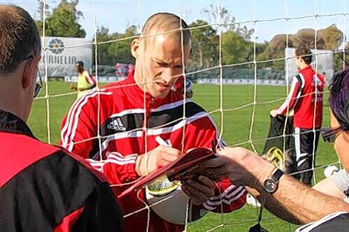 Abschieds-Autogramm: Peer Kluge an seinem letzten Arbeitstag im Club-Trikot in Belek. Er wechselt nach Schalke.