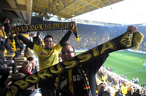 Borussia Dortmund hat es am Samstag perfekt gemacht. Der BVB ist zum achten Mal Deutscher Meister. So feiern die Fans die vorzeitige Titelentscheidung.