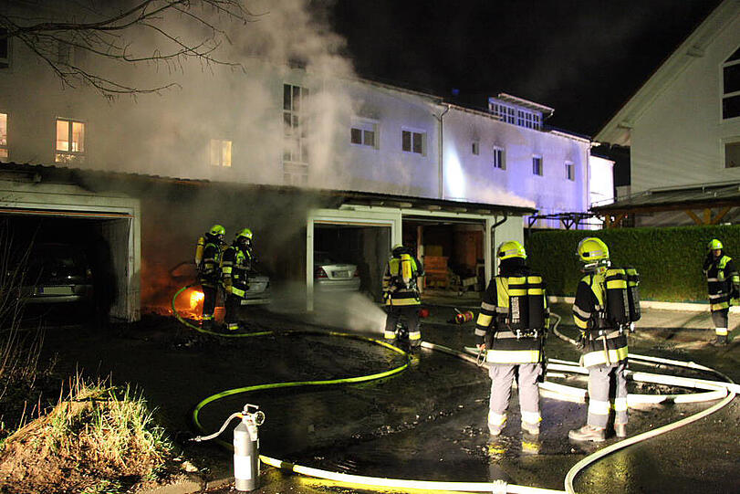 Das Auto völlig zerstört, die Garage in Vollbrand: In Waldkraiburg ist ein Carport abgebrannt. Die Bilder vom spektakulären Feuerwehreinsatz.