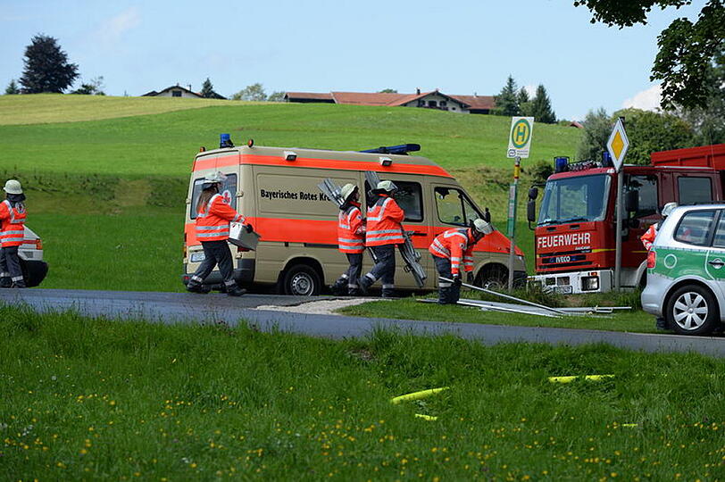 Bei Siegsdorf im Landkreis Traunstein steht am Sonntagmittag ein Bauernhof in Flammen.