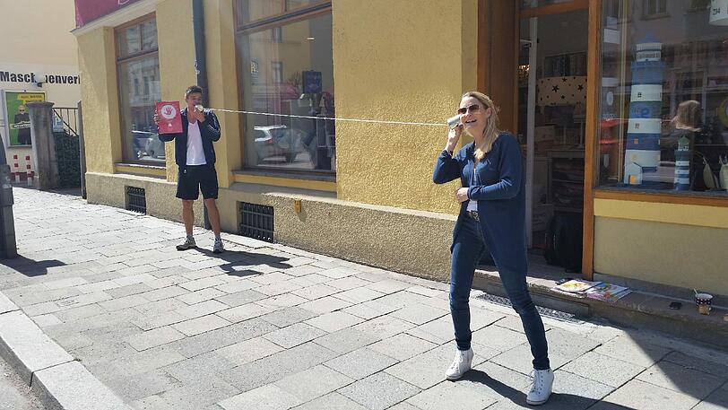 Philipp tauscht zum ersten Mal mit Susanne und bekommt ein Baby-Handabdruckset.