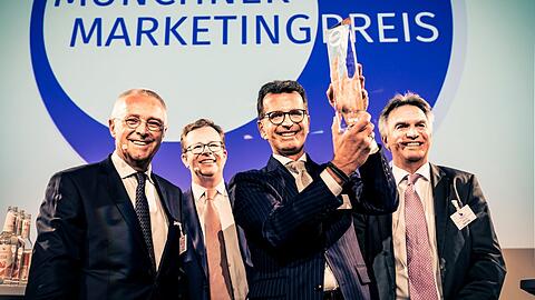 Preisübergabe im Porschezentrum (von links): Dietmar Turocha (Präsident Marketing Club München), Dr. Bernd Hochberger (Vorstandsmitglied Stadtsparkasse),
Frank Troch (Geschäftsführer Hirmer), Johannes Spannagl (Vizepräsident Marketing Club).
