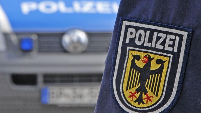 Nachdem sich die Familie aus dem Lkw befreien konnte, wandte sie sich an die Bundespolizei. (Symbolbild) Nachdem sich die Familie aus dem Lkw befreien konnte, wandte sie sich an die Bundespolizei. (Symbolbild)