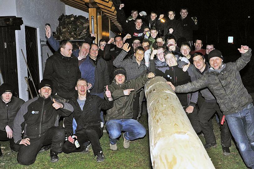 Knapp 40 Burschen pirschten sich leise an und wuchteten mit ihrer Manneskraft den 31 Meter langen Baum nach oben.