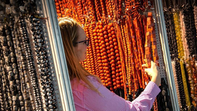 Eine Besucherin der Messe Inhorgenta Munich schaut sich Schmuck an. Foto: Sina Schuldt/dpa/Archivbild