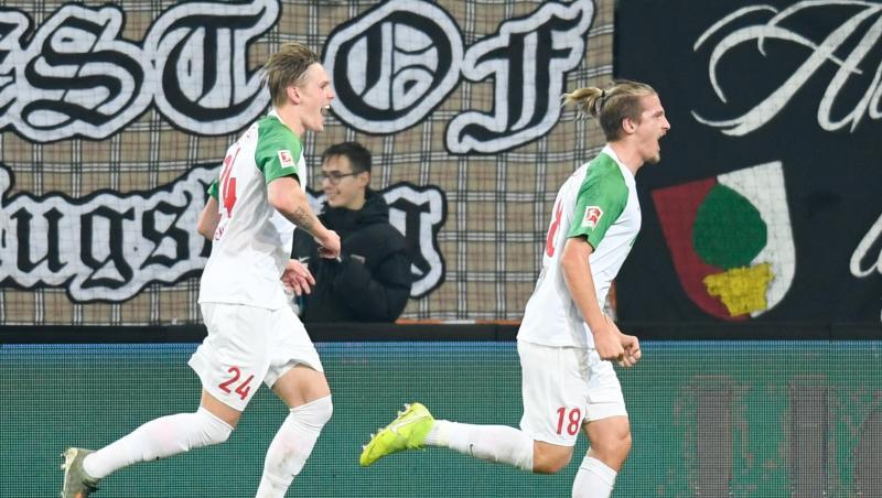 Tin Jedvaj vom FC Augsburg jubelt mit Fredrik Jensen (l). Foto: Tom Weller/dpa/Archivbild Tin Jedvaj vom FC Augsburg jubelt mit Fredrik Jensen (l). Foto: Tom Weller/dpa/Archivbild
