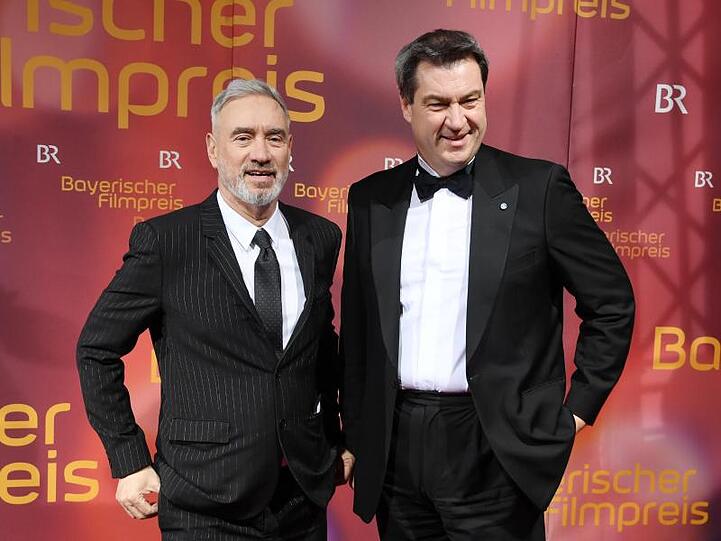 Roland Emmerich und Markus Söder: Der Regisseur wird mit dem Ehrenpreis des bayerischen Ministerpräsidenten ausgezeichnet.