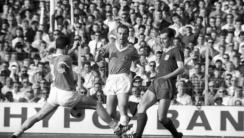 Gegner statt Kollegen: Eine Watschn führte dazu, dass Franz Beckenbauer (re.) nie für den TSV 1860, sondern für den Lokalrivalen FC Bayern auflief.