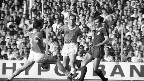 Gegner statt Kollegen: Eine Watschn führte dazu, dass Franz Beckenbauer (re.) nie für den TSV 1860, sondern für den Lokalrivalen FC Bayern auflief.