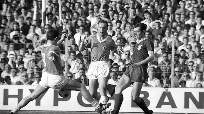Gegner statt Kollegen: Eine Watschn führte dazu, dass Franz Beckenbauer (re.) nie für den TSV 1860, sondern für den Lokalrivalen FC Bayern auflief.