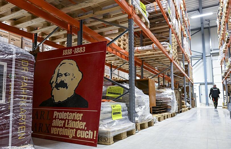 Museale Abwicklung eines Staates: Das im März 2025 eröffnete "DDR Museum Depot" in Marzahn ist eine der größten Sammlungen von Alltagsobjekten aus der DDR mit rund 360.000 Exponaten.