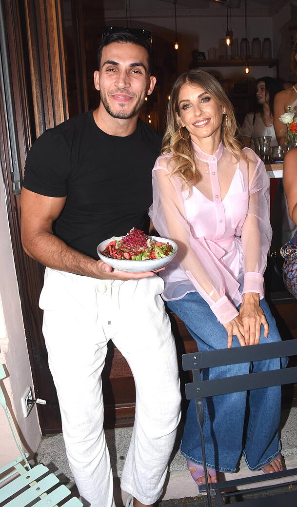 Cathy Hummels und Influencer und Kickbox-Weltmeister Sam Al Mandawi bei der Vorstellung ihres Kollagen-Salats im Botanista Café in München.