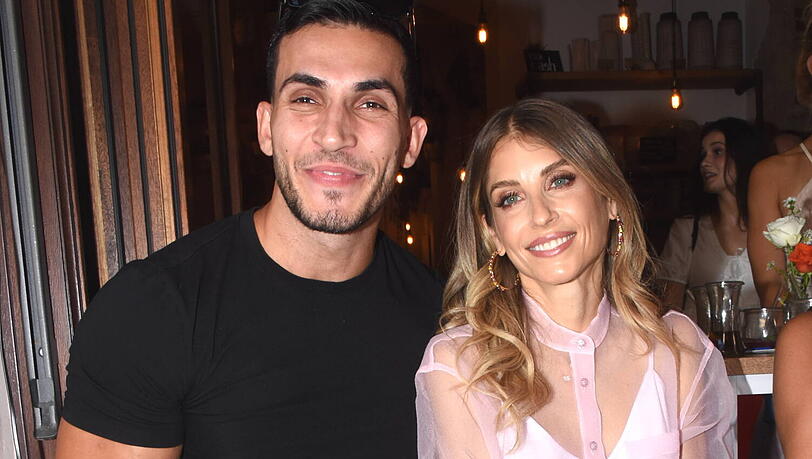 Cathy Hummels und Influencer und Kickbox-Weltmeister Sam Al Mandawi bei der Vorstellung ihres Kollagen-Salats im Botanista Café in München.