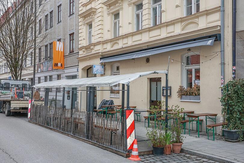 Gyros und Souvlaki im Freien? Kein Problem beim alteingesessenen Griechen Anti in der Jahnstra&szlig;e.