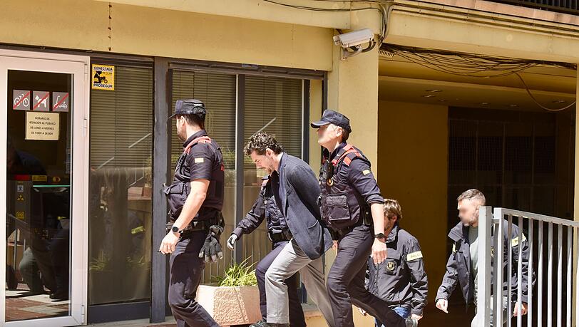 Der unter Mordverdacht an seinem Vater, dem Mango-Gründer Isak Andic, stehende Jonathan Andic, lässt seine Arbeit in der Führung des Modekonzerns vorübergehend ruhen, um sich auf seine Verteidigung zu konzentrieren. Der unter Mordverdacht an seinem Vater, dem Mango-Gründer Isak Andic, stehende Jonathan Andic, lässt seine Arbeit in der Führung des Modekonzerns vorübergehend ruhen, um sich auf seine Verteidigung zu konzentrieren.