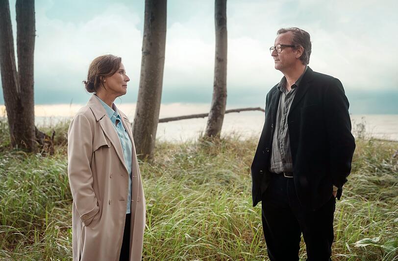"Eltern bleiben Eltern", sagt Matthias Brandt im gemeinsamen Interview mit Désirée Nosbusch: "Das Kind kann 50 oder 60 sein, und man empfindet es noch immer als das eigene Kind - vorausgesetzt, man erlebt das noch. Nur der Einfluss wird geringer." "Eltern bleiben Eltern", sagt Matthias Brandt im gemeinsamen Interview mit Désirée Nosbusch: "Das Kind kann 50 oder 60 sein, und man empfindet es noch immer als das eigene Kind - vorausgesetzt, man erlebt das noch. Nur der Einfluss wird geringer."