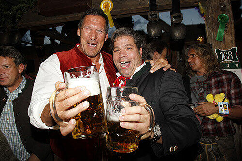 Dabei kann man auch ohne dicke Zigarren auf dem Oktoberfest Spaß haben, Herr Möller! Die folgenden Promis machen es vor.