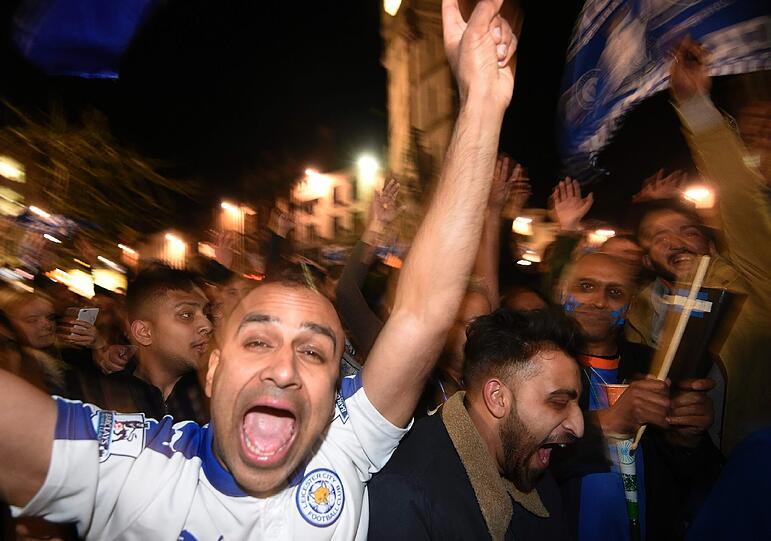 Auch bei den Fans der Foxes brachen alle Dämme. In der Innenstadt von Leicester machten sie mit schrillen Outfits, nackter Haut oder coolen Plakaten die Nacht zum Tage.