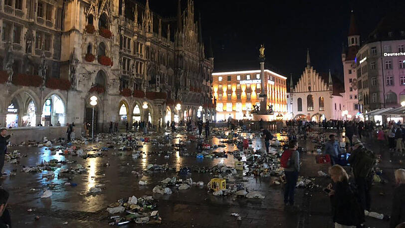 Nach einer ausgelassenen Party auf dem Marienplatz haben Celtic-Fans das "Schlachtfeld" verlassen - und sämtlichen Müll, Bierflaschen und -kästen stehen und liegen lassen.