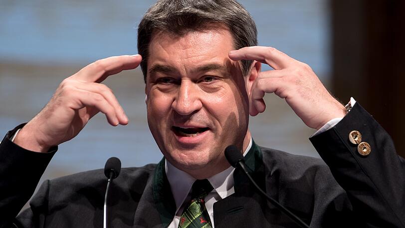 Markus Söder durfte zum Defiliermarsch in die proppenvolle Dreiländerhalle in Passau einziehen - der streng genommen eigentlich dem Amtsinhaber vorbehalten ist.