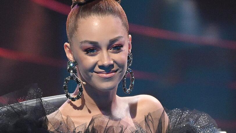 Die Jurorin Oana Nechiti sitzt beim Finale der RTL-Castingshow "Deutschland sucht den Superstar 2019" auf der Bühne.