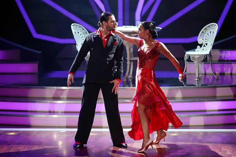 Manuel Cortez (33, 1,74 m) und Melissa Ortiz-Gomez (30, 1,63 m):
Tango zu "I've Seen That Face Before (Libertango)" von Grace Jones.