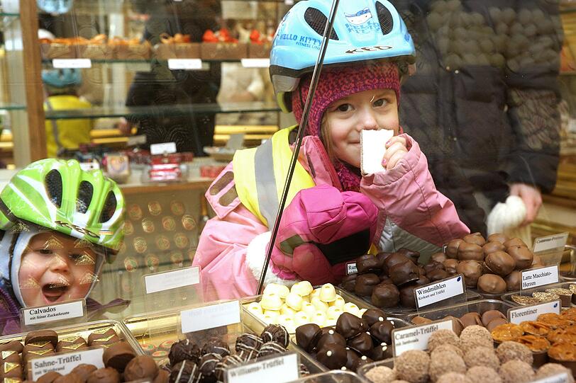 Da leuchten Kinderaugen: Feinste Pralinen, Trüffel und ganz viel Süßes gibt es in der Confiserie Micksch in der Belfortstraße.