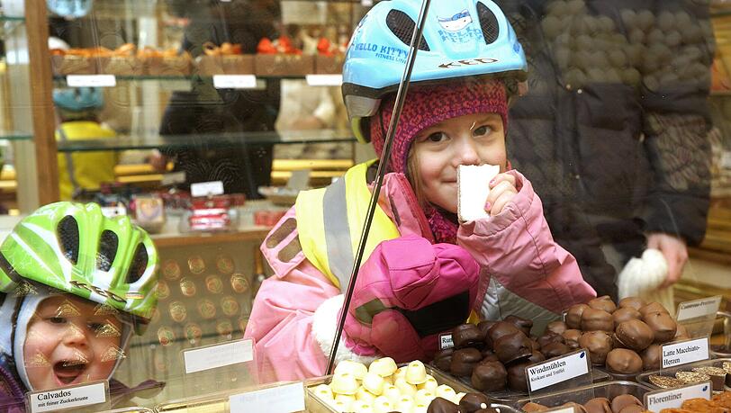 Da leuchten Kinderaugen: Feinste Pralinen, Trüffel und ganz viel Süßes gibt es in der Confiserie Micksch in der Belfortstraße. Da leuchten Kinderaugen: Feinste Pralinen, Trüffel und ganz viel Süßes gibt es in der Confiserie Micksch in der Belfortstraße.