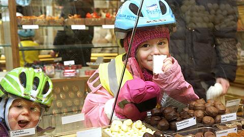 Da leuchten Kinderaugen: Feinste Pralinen, Trüffel und ganz viel Süßes gibt es in der Confiserie Micksch in der Belfortstraße.