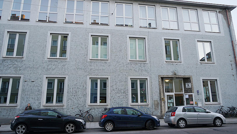 Baufällig ist die Turnhalle an der Auenstraße schon länger, nun soll sie weg. Baufällig ist die Turnhalle an der Auenstraße schon länger, nun soll sie weg.