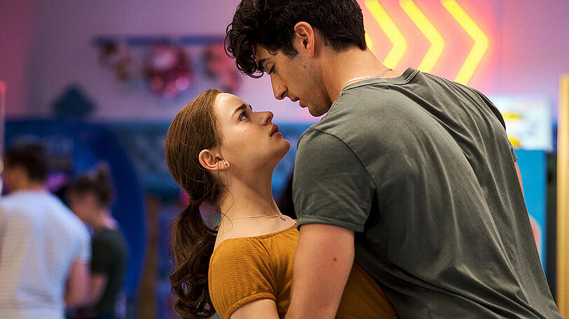 Joey King als Elle und Taylor Perez als Marco in "The Kissing Booth 2"