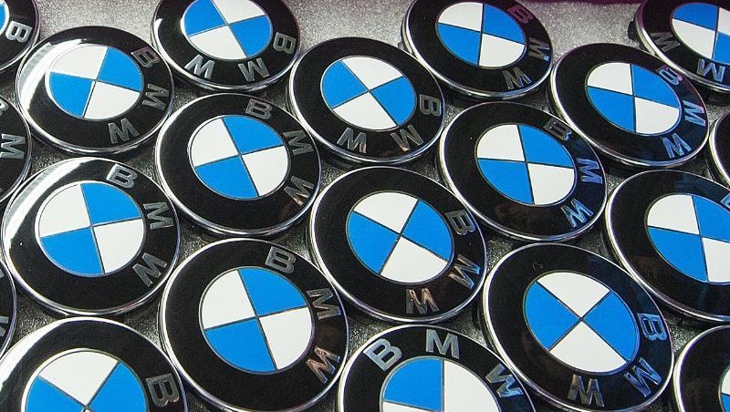 BMW-Embleme liegen in der Produktion im BMW-Werk in Dingolfing (Bayern) in einer Kiste. Foto: Armin Weigel/dpa/Archivbild BMW-Embleme liegen in der Produktion im BMW-Werk in Dingolfing (Bayern) in einer Kiste. Foto: Armin Weigel/dpa/Archivbild