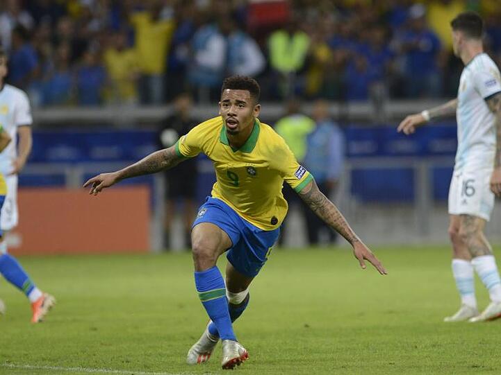 Brasiliens Gabriel Jesus jubelt über seinen Treffer zum 1:0 gegen Argentinien.